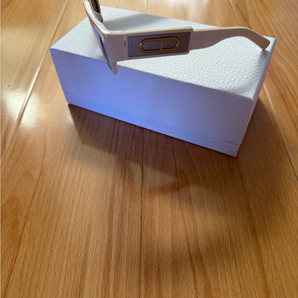 Dior Cream Sunglasses with Black Case - Picture 5 of 6